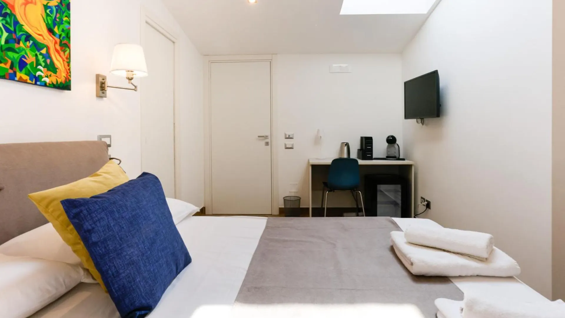 Pessina 90 Rooms Naples Italy