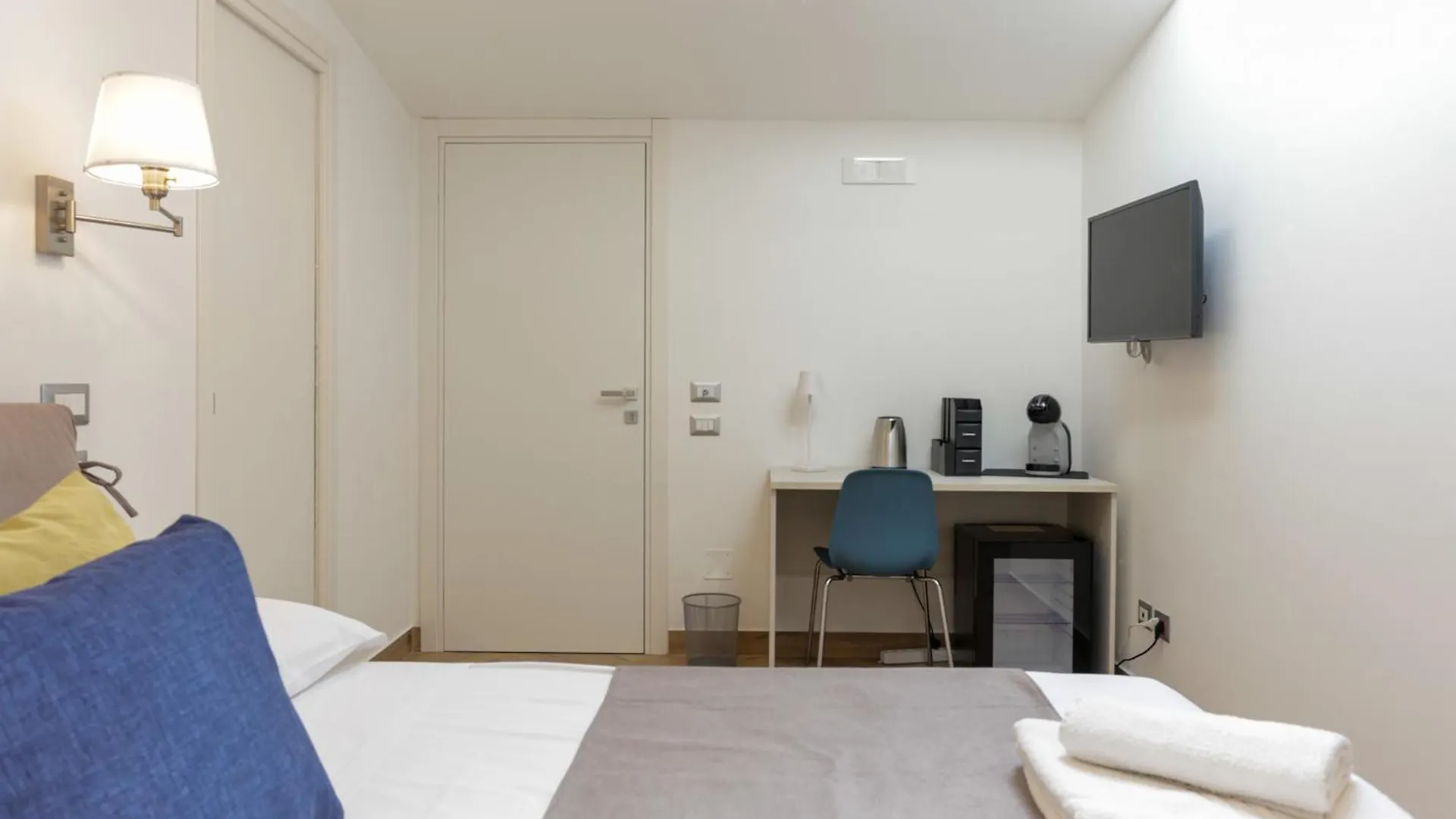 Pessina 90 Rooms Naples Italy