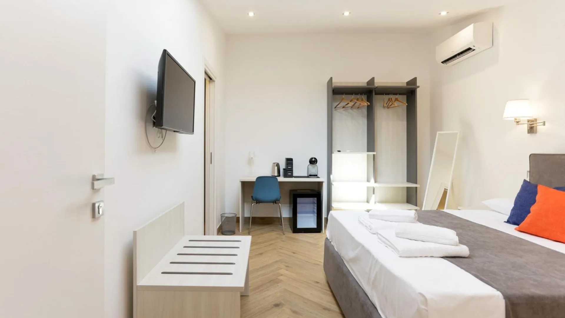 Pessina 90 Rooms Naples 0*,